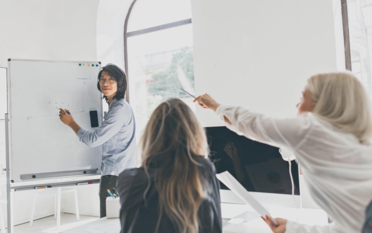 Étudiants travaillant sur des projets financiers innovants